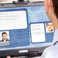 ایمیل ها و پیامک های همسرمان را چک کنیم یا نه؟